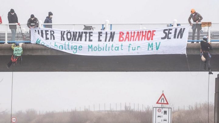 Klimaschützer seilen sich von A20-Brücke ab
