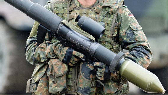 Bundesregierung hilft Ukraine Deutschland liefert Waffen der Bundeswehr