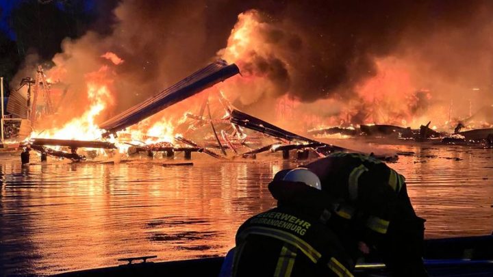Großeinsatz in Neubrandenburg: Feuer zerstört 50 Bootsschuppen