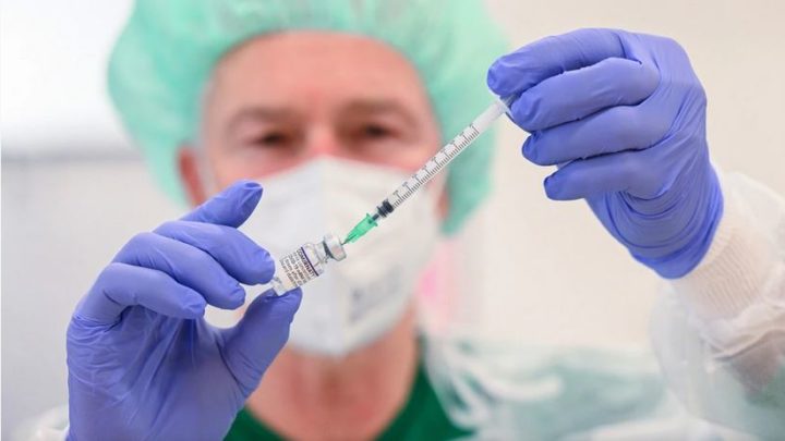 Coronavirus: Impfungen gegen Omikron beginnen