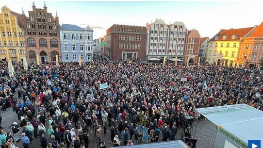Stralsund: Tausende demonstrieren gegen Energiepolitik