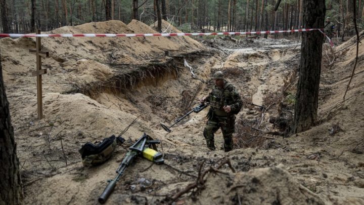 Krieg gegen die Ukraine Selenskyj spricht von Massengrab in Isjum