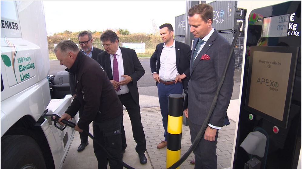 Erste Wasserstoff-Tankstelle für Lkw in MV eingeweiht