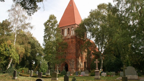 Groß Varchow: Tatverdächtige nach Friedhof-Verwüstung ermittelt