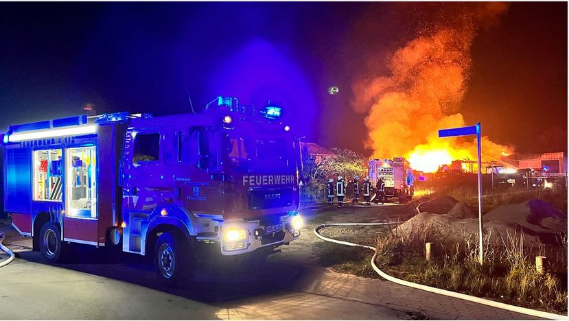 Penzlin: Großbrand vernichtet zwei Lagerhallen