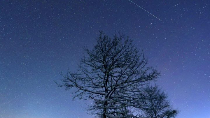 Meteorstrom Geminiden-Sternschnuppen kreuzen die Erde