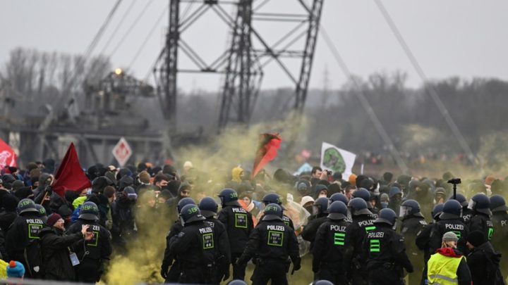 Räumung von Lützerath Demonstrierende dringen in Tagebau ein