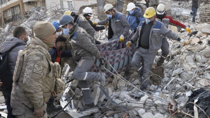 Zahl der Toten steigt nach Erdbeben auf über 28 000