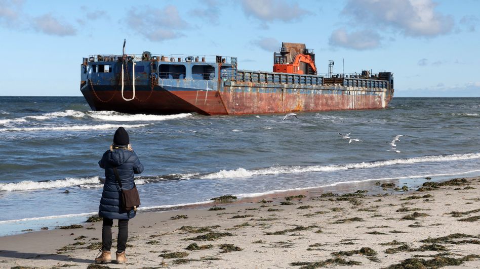 Schute am Prerower Strand: Bergung bisher nicht möglich