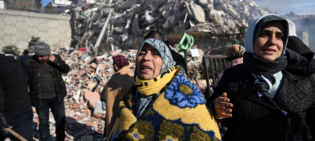 Liveblog – Erdbeben in Türkei und Syrien ++ EU kündigt Millionen-Soforthilfe an ++
