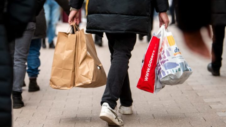 Deutsche kaufen trotz Inflation mehr ein