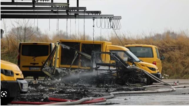 Wismar: Mehrere Elektroautos der Deutschen Post abgebrannt