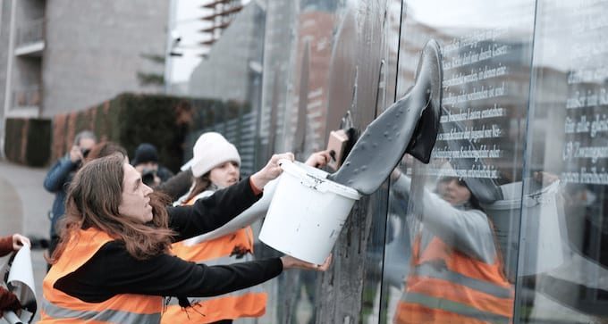 Letzte Generation schüttet Erdöl über Grundgesetz-Denkmal