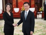 Peking: Außenministerin Annalena Baerbock und Han Zheng, stellvertretender Staatspräsident von China, begrüßen sich im Ziguange-Palast. Foto: Soeren Stache/dpa