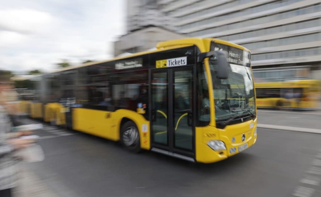 Mutter in Berliner Bus niedergestochen – Täter auf der Flucht