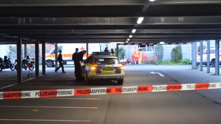 Heidelberg: Motorradfahrer stürzt mit Maschine aus Parkhaus