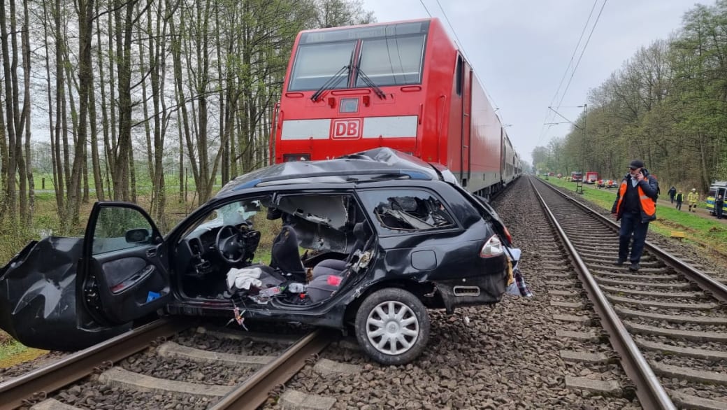 Nahe Hannover: Zug erfasst Auto – drei Tote
