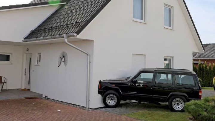 Ribnitz-Damgarten: Von Bremse gerutscht – Auto fährt in Haus