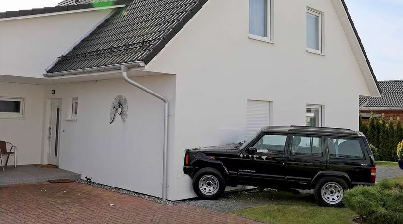 Ribnitz-Damgarten: Von Bremse gerutscht – Auto fährt in Haus