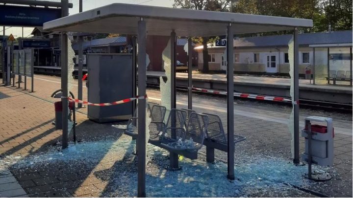 Randalierer verwüsten Bahnhof in Bergen – Polizei sucht Zeugen