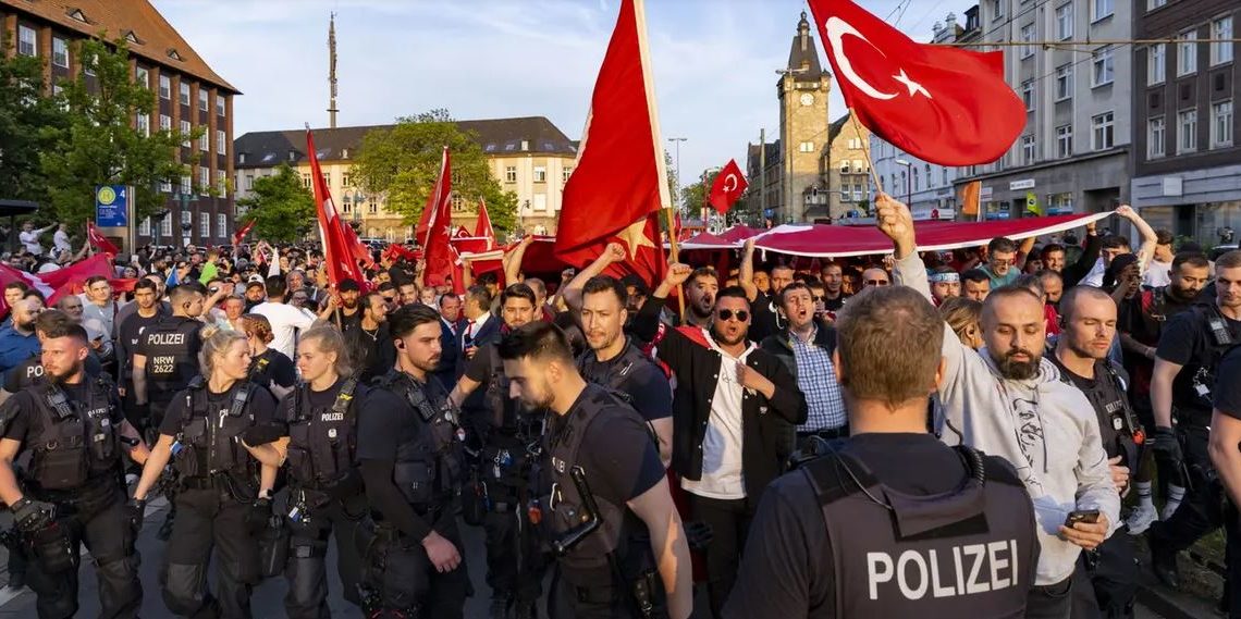 Autokorsos in Großstädten – Erdogans Anhänger feiern – Özdemir kritisiert