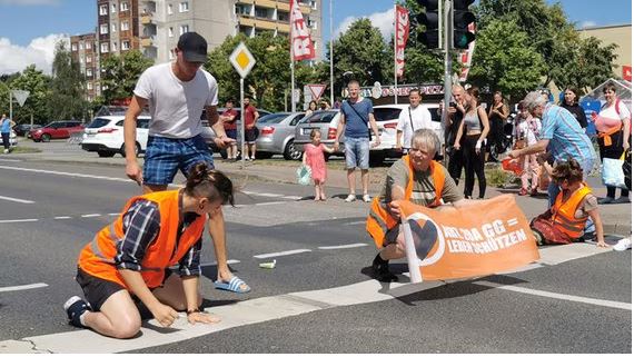 Klima-Aktivisten stören Verkehr in Stralsund