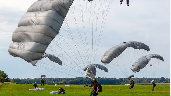 Militärübung: Fallschirmjäger springen über Barth