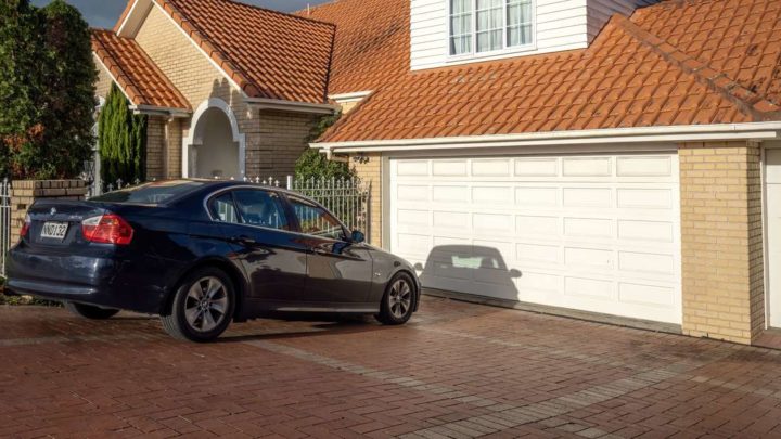 Auto vor der eigenen Garage parken – Warum das keine gute Idee ist