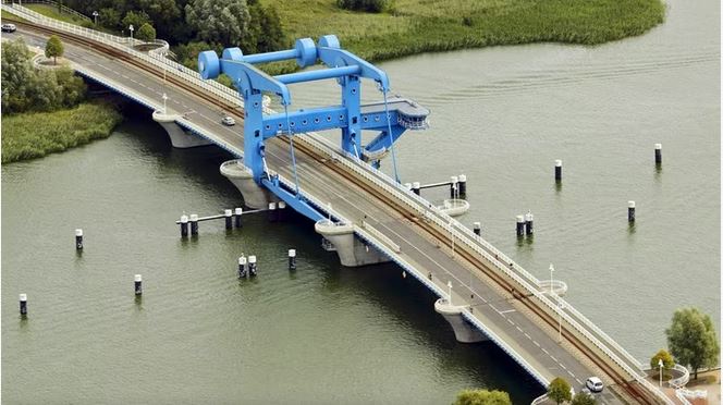 Früher als geplant: Verkehr auf der Peenebrücke rollt wieder
