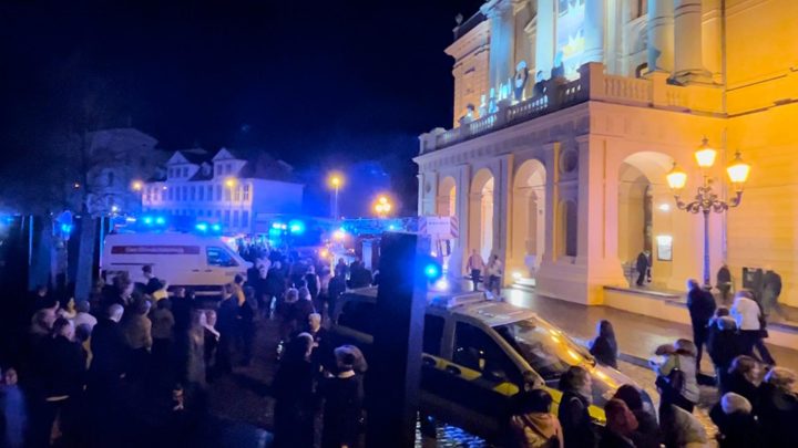 Schwere Brandstiftung vermutet: Staatstheater Schwerin evakuiert