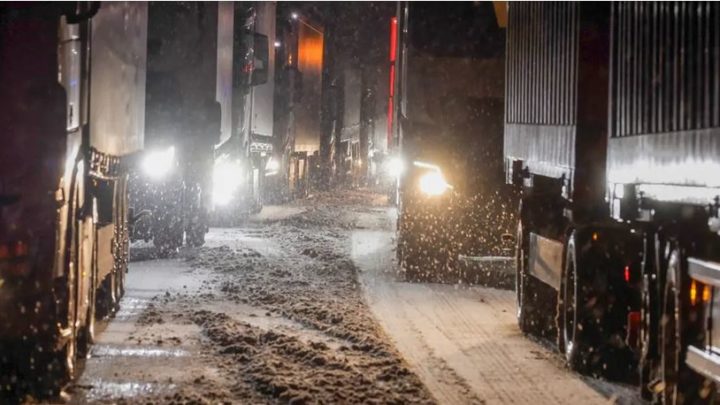 Schnee und Glatteis Chaos auf den Straßen, Annullierungen am Flughafen