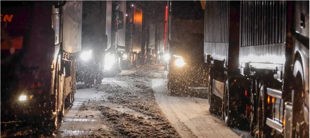 Schnee und Glatteis Chaos auf den Straßen, Annullierungen am Flughafen