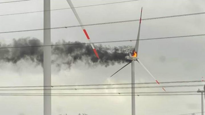 Zwei Feuer in luftiger Höhe: Windräder in MV abgebrannt